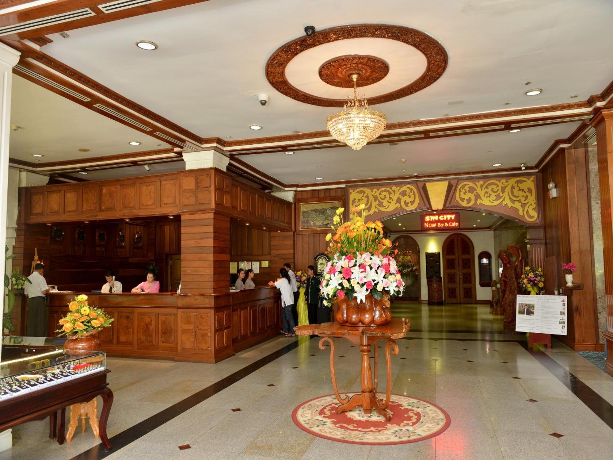 Golden Butterfly Hotel Yangón Exterior foto